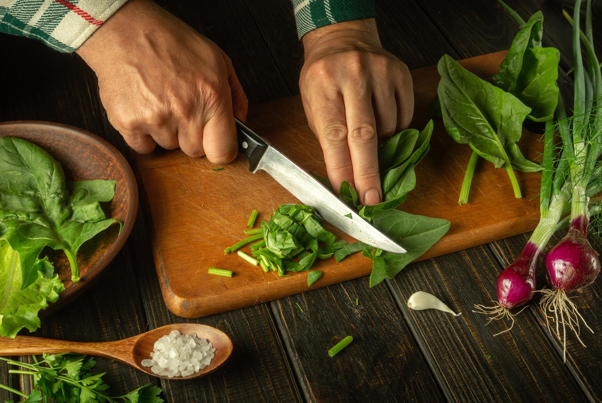 Dettaglio tecnica di taglio degli ingredienti
