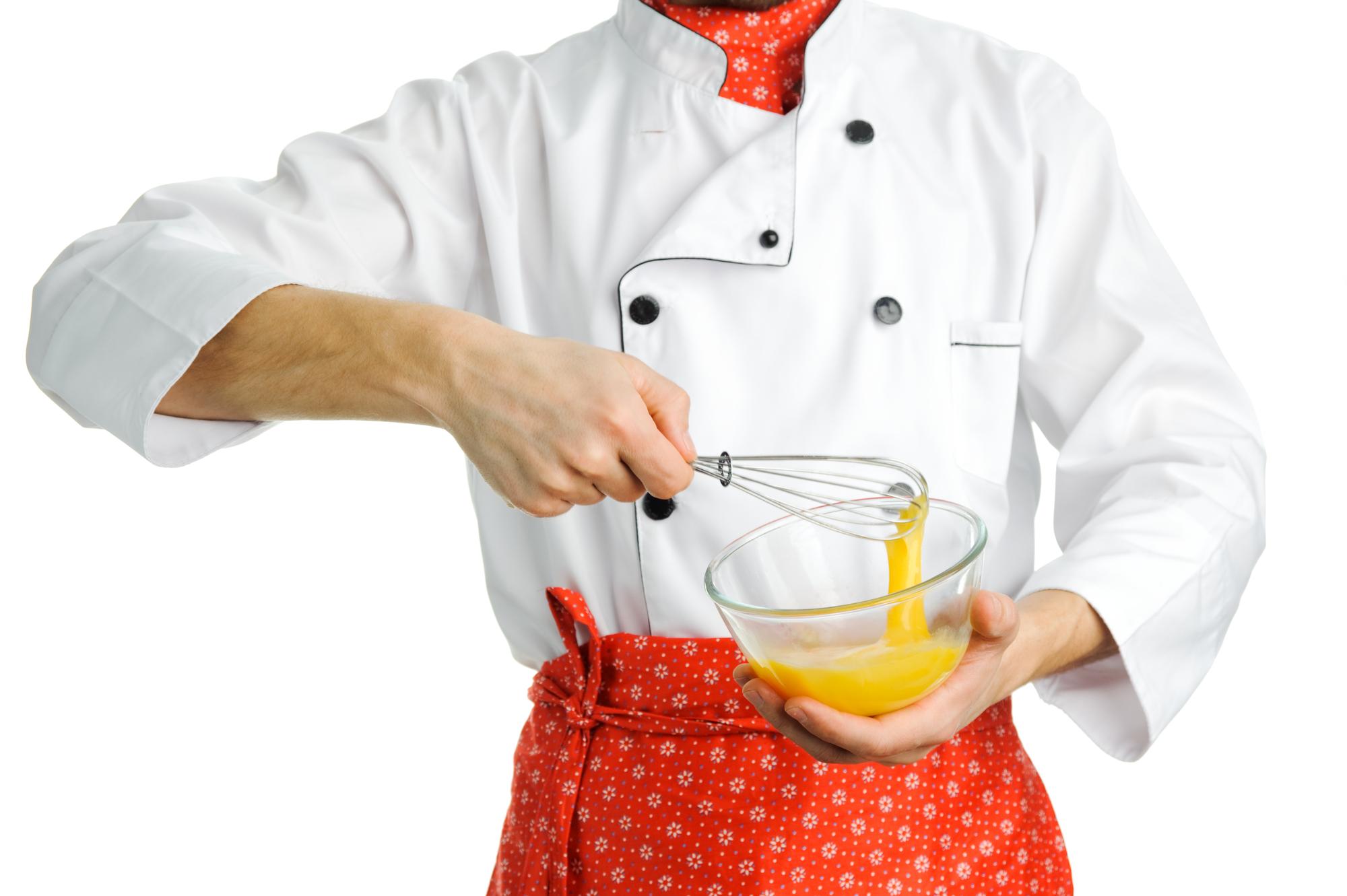 Chef che cucina una ricetta colorata